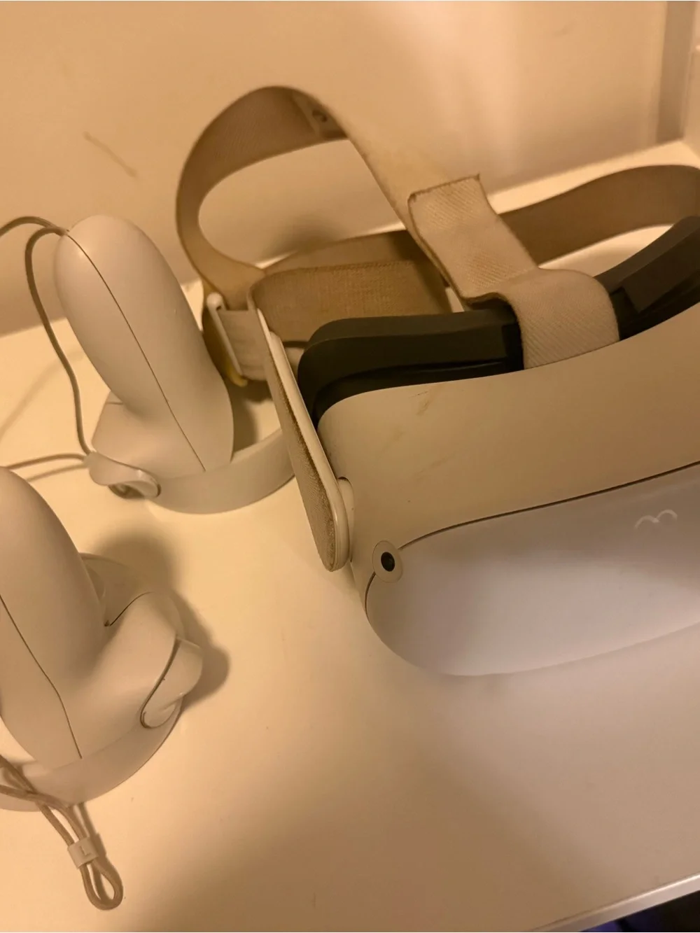 Oculus Quest 2 Light Gray Standalone VR Headset with White Controllers